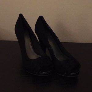 Fioni Black Open-Toe Heels